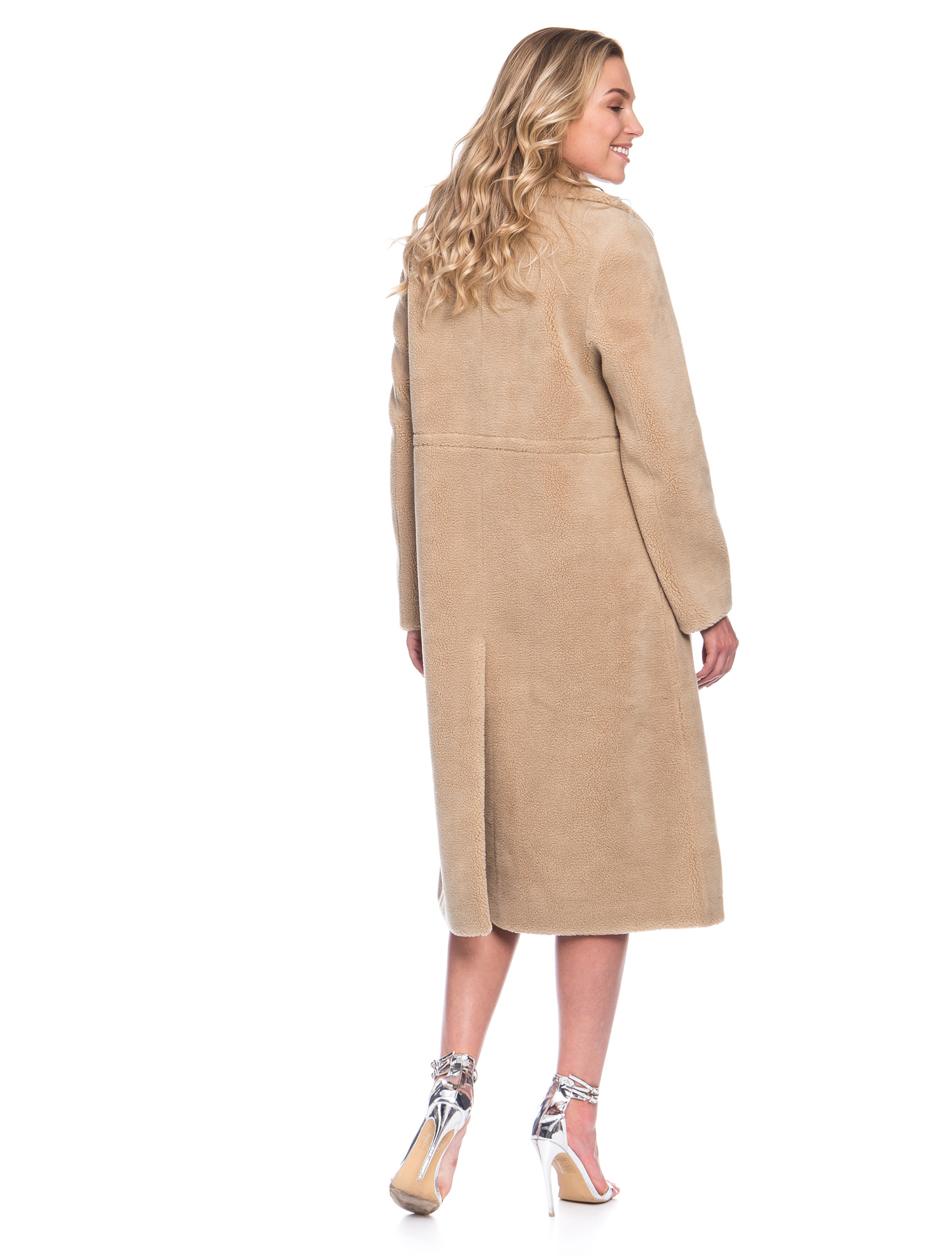 Женское полуприталенное пальто из эко-меха