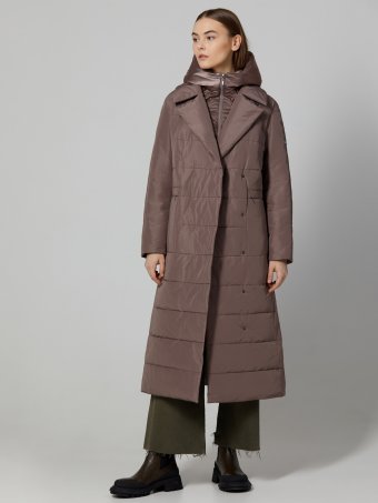 Утеплённое пальто с английским воротником, съёмной манишкой и боковыми шлицами на кнопках