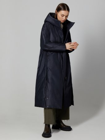 Женское утеплённое пальто свободного кроя с капюшоном и шлицами на кнопках